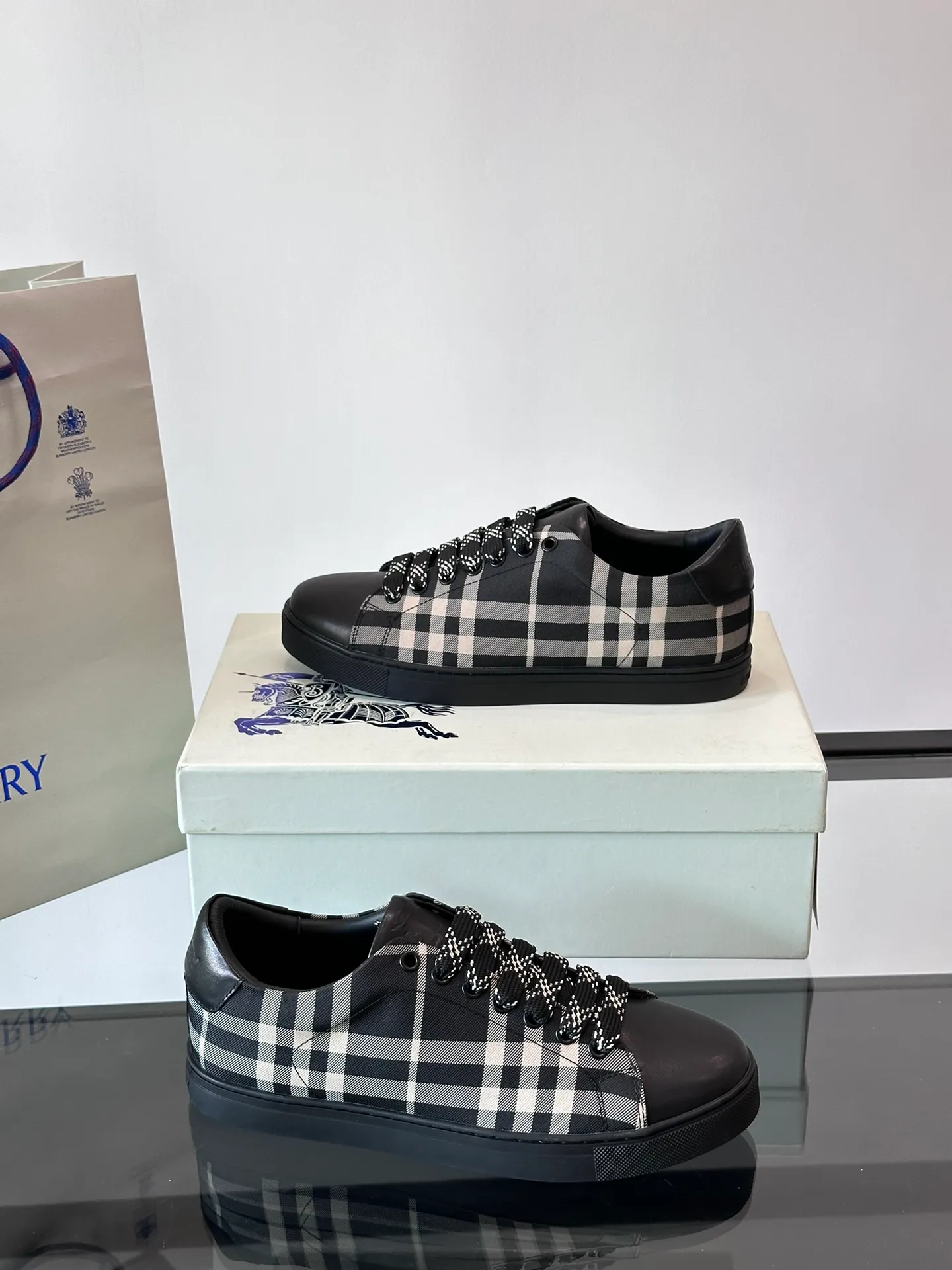 P380▫️B’s men’s classic low-top sneakers are reinterpreted in Vintage plaid cotton and cowhide materials, and decorated with a new brand logo. First-layer cowhide lining, heel decorated with Burberry letter embossed logo, original outsole Size: 38-44 (.45 customized) No. 068